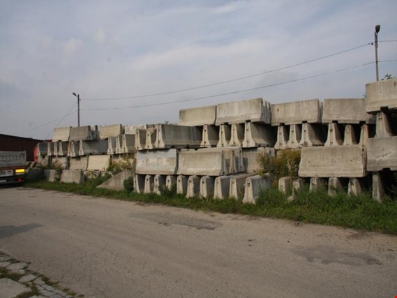 Used Concrete fence of the road, 200 pcs. for Sale (Auction Premium) | NetBid Industrial Auctions